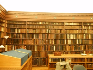The Old Library des Clare-College. Sie ist die erste Bibliothek in  Cambridge gewesen, die nach französischem Stil, ihre Bücher in Regalen rings herum an den Wänden stehen hat.